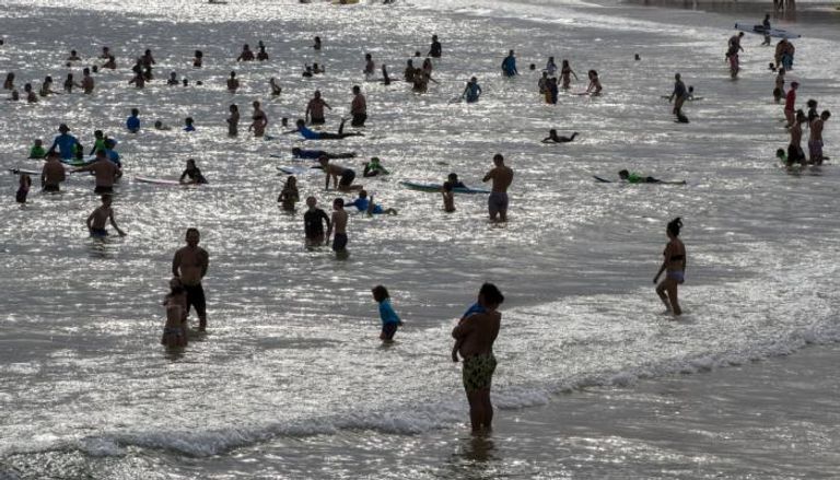 سكان أستراليا يهربون إلى الشواطئ بسبب ارتفاع درجات الحرارة