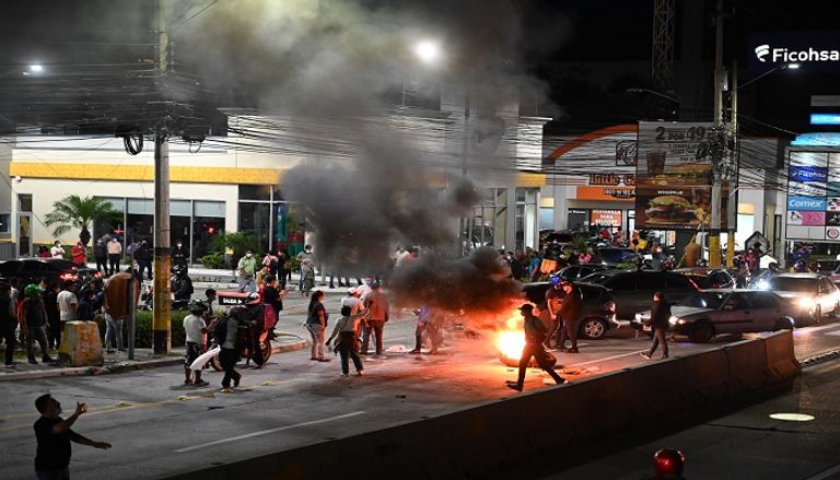 جانب من الاحتجاجات التي شهدتها هندوراس بعد إيقاف الرئيس السابق - أ.ف.ب رئيس هندوراس السابق مانويل زيلايا بعد الإفراج عنه - أ.ف.ب