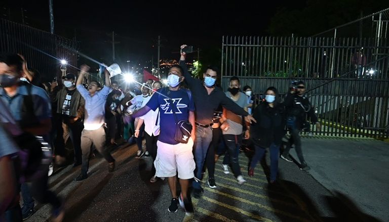 جانب من الاحتجاجات التي شهدتها هندوراس بعد إيقاف الرئيس السابق - أ.ف.ب رئيس هندوراس السابق مانويل زيلايا بعد الإفراج عنه - أ.ف.ب