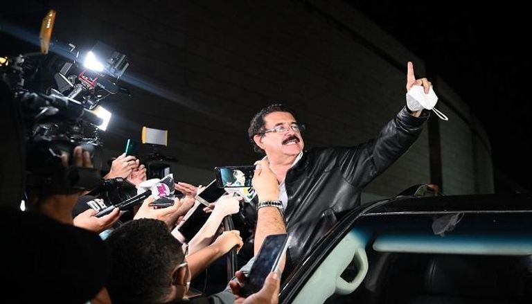 رئيس هندوراس السابق مانويل زيلايا بعد الإفراج عنه- أ.ف.ب