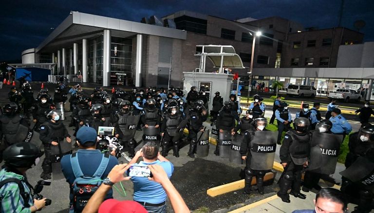 جانب من الاحتجاجات التي شهدتها هندوراس بعد إيقاف الرئيس السابق - أ.ف.ب رئيس هندوراس السابق مانويل زيلايا بعد الإفراج عنه - أ.ف.ب