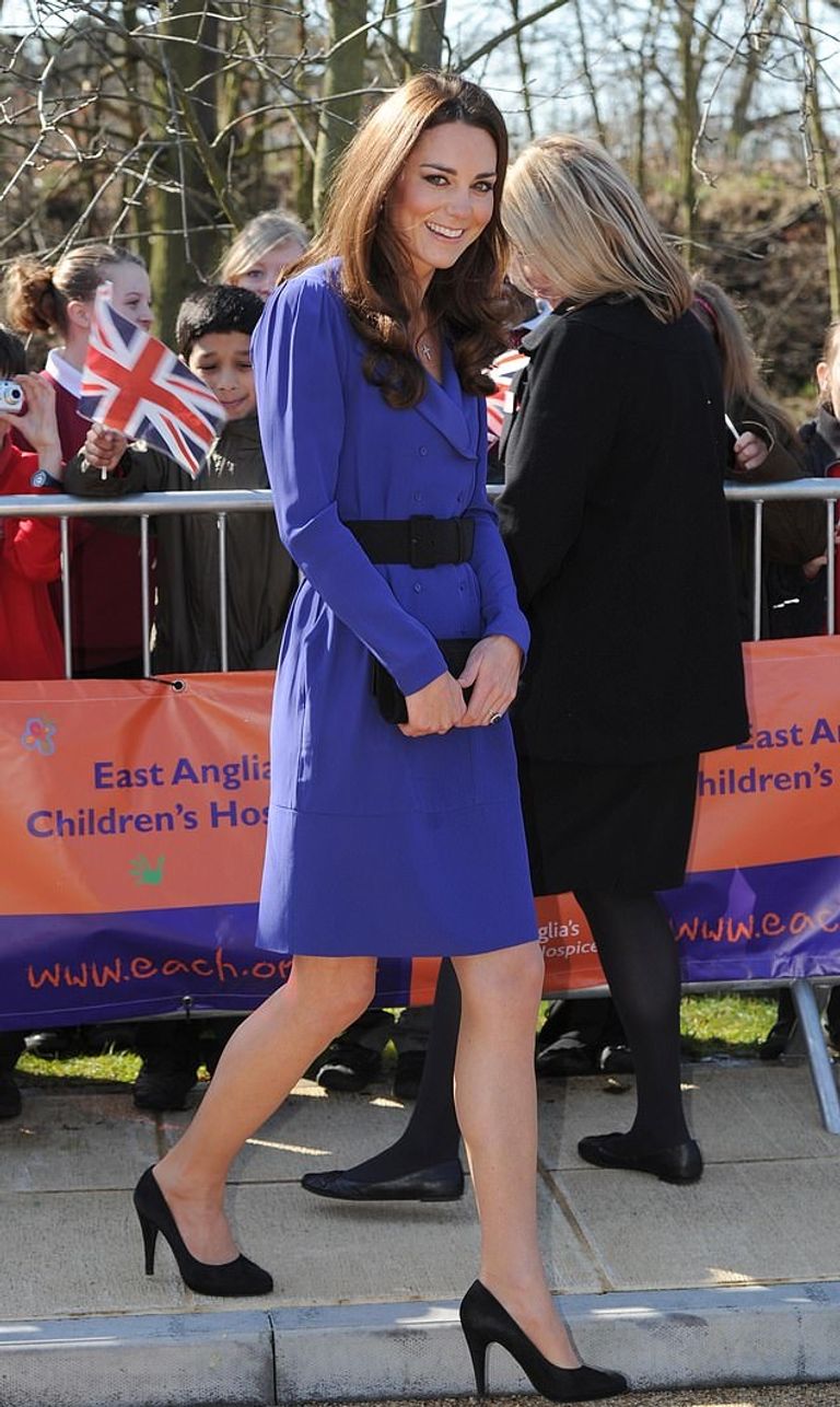 كيت ميدلتون، دوقة كامبريدج ووالدتها بنفس الفستان (في اليسار)