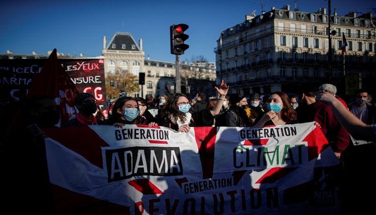 جانب من المظاهرات التي تشهدها باريس- رويترز جانب من المظاهرات التي تشهدها باريس - رويترز