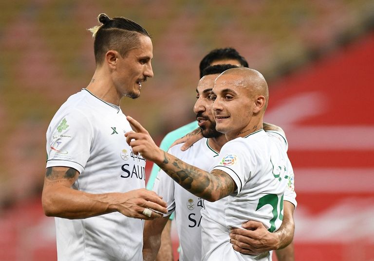 لاعبو الأهلي يحتفلون بالهدف الثاني أمام الفيصلي عمر السومة مهاجم الأهلي السعودي