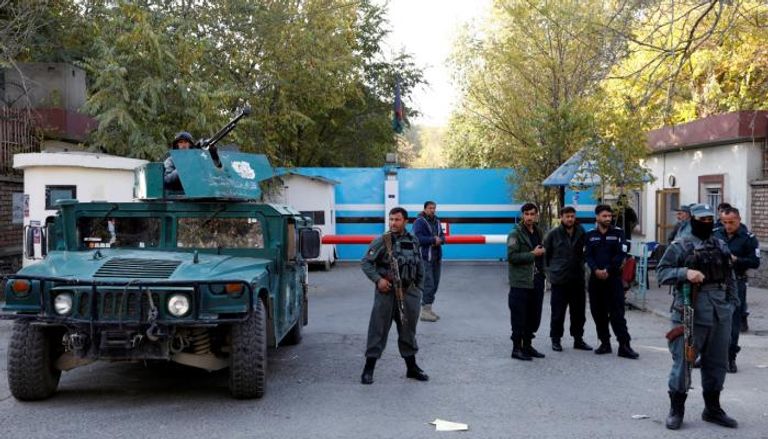 رجال شرطة أفغان يقفون عند بوابة مدخل جامعة كابول بعد هجوم سابق
