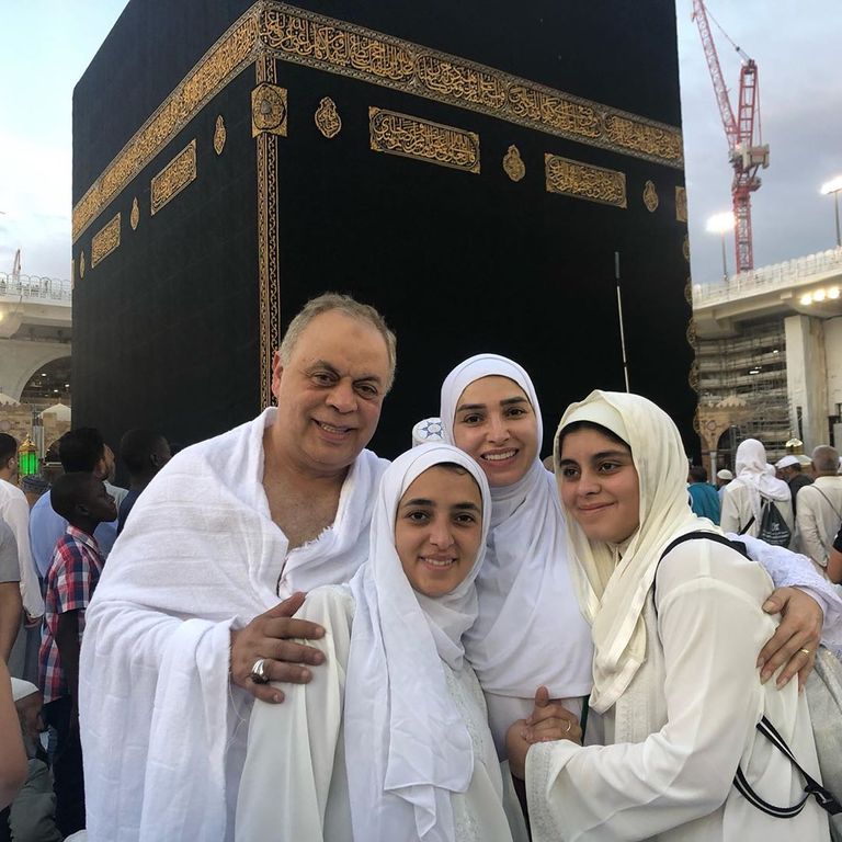 الدكتور أشرف زكي نقيب الممثلين المصريين، وزوجته الفنانة روجينا، وابنائه، أثناء تأدية مناسك العمرة الدكتور أشرف زكي