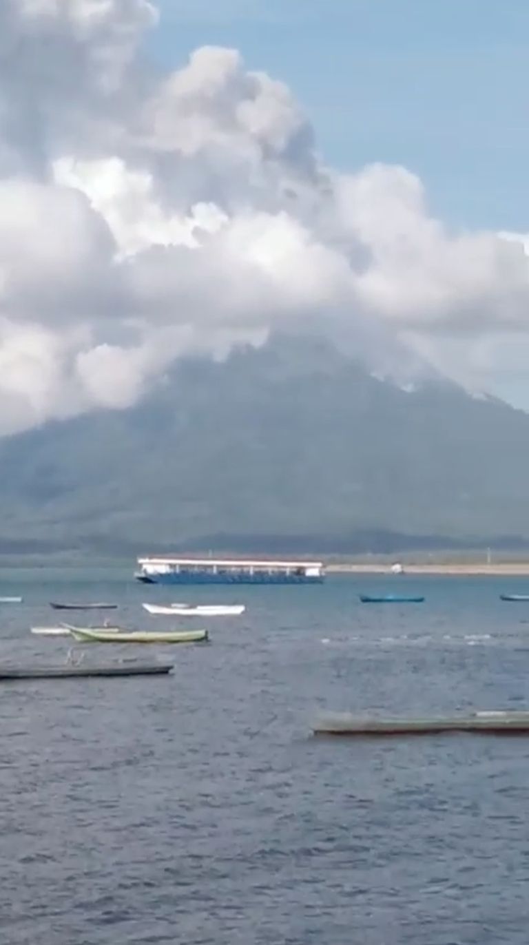 انفجار بركان في إندونيسيا وفرار آلاف السكان