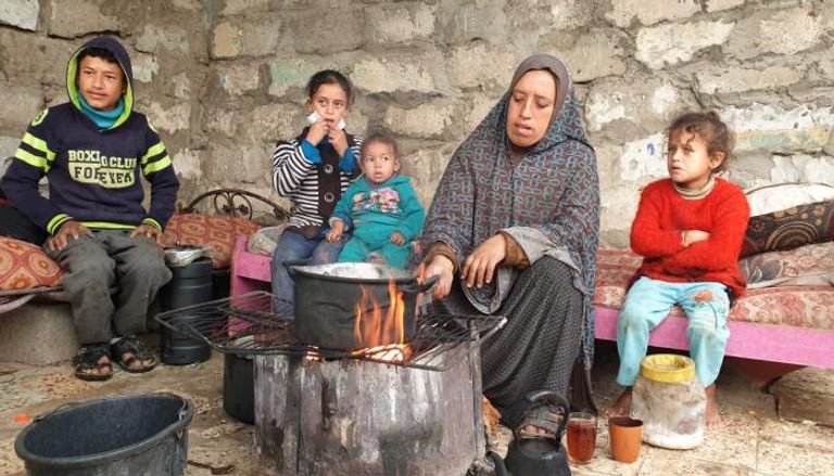 الفقر يضطر عائلة فلسطينية لاستخدام الحطب في الطبخ
