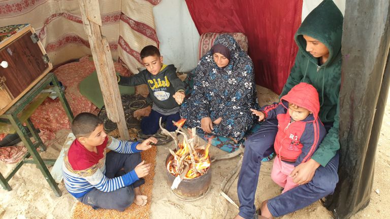 قطاع غزة الفقر يضطر عائلة فلسطينية لاستخدام الحطب في الطبخ