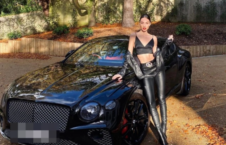 زوجة رئيس بورنموث مع السيارة فريق بورنموث