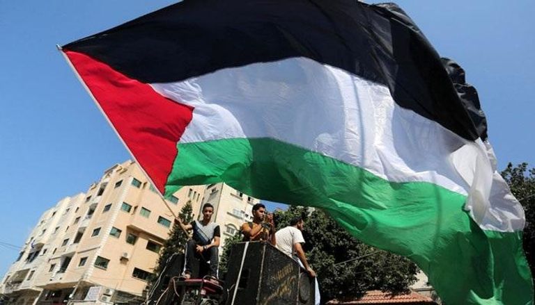 شبان بغزة يرفعون علم فلسطين