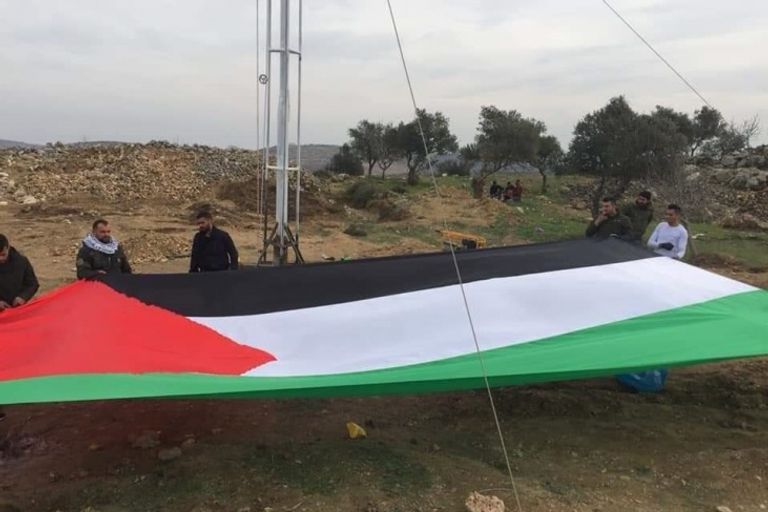 شبان بغزة يرفعون علم فلسطين