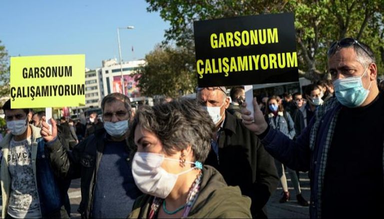 أتراك في مسيرة احتجاجا على سياسات أردوغان في التعامل مع جائحة كورونا