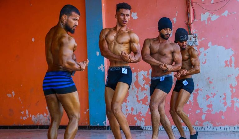 بطولة كمال أجسام يمنية الجماهير في أحد ملاعب اليمن