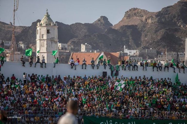 الجماهير اليمنية باحد الملاعب الجماهير في أحد ملاعب اليمن