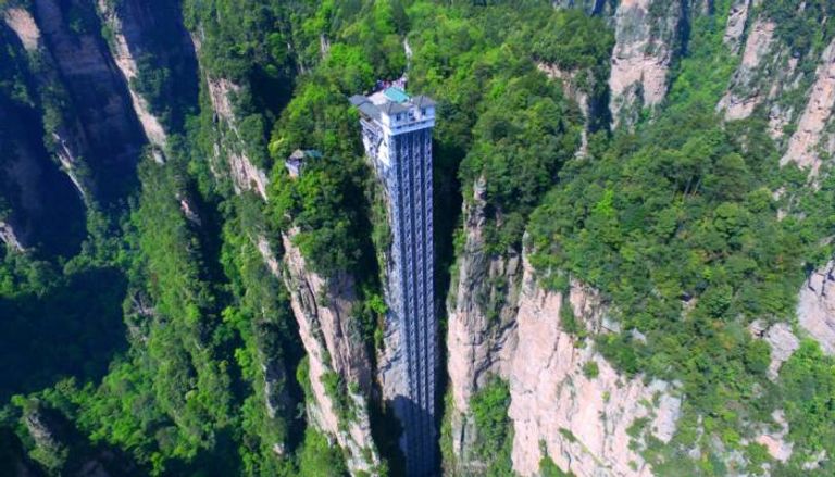 "مصعد أفاتار" الصيني.. تجربة فريدة ومخيفة على ارتفاع ٣٣٠ مترا 