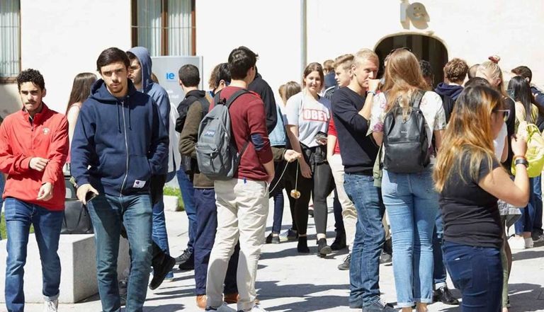 طلاب لبنان في المطار