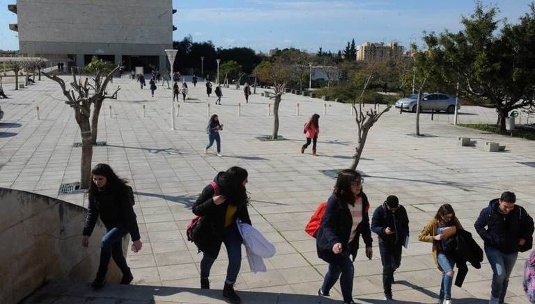 طلاب لبنان في المطار