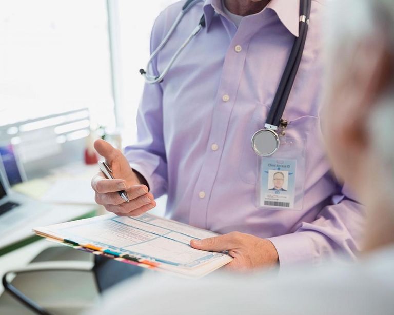 طبيب يشخص مريض بالإنسداد الرئوي المزمن - تعبيرية شخص يعاني من الانسداد الرئوي المزمن... تعبيرية