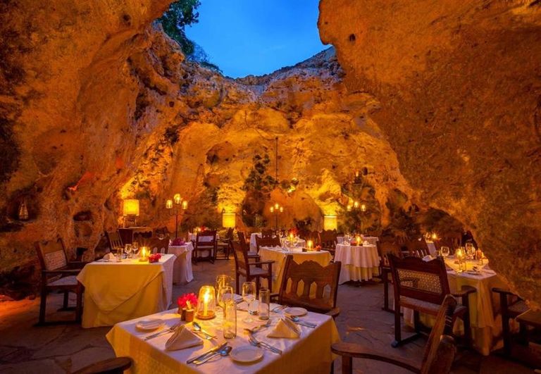 كهف ومطعم علي بربور "Ali Barbour’s Cave Restaurant" في كينيا