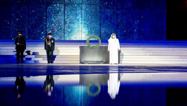 الشيخ محمد بن راشد آل مكتوم يضع أكيلا من الزهور على نصب الشهيد