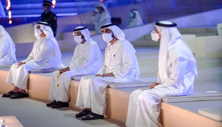 الشيخ محمد بن راشد آل مكتوم يضع أكيلا من الزهور على نصب الشهيد