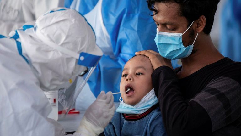 عملية تعقيم لأحد أفراد الأطقم العاملة بمواجهة كورونا 