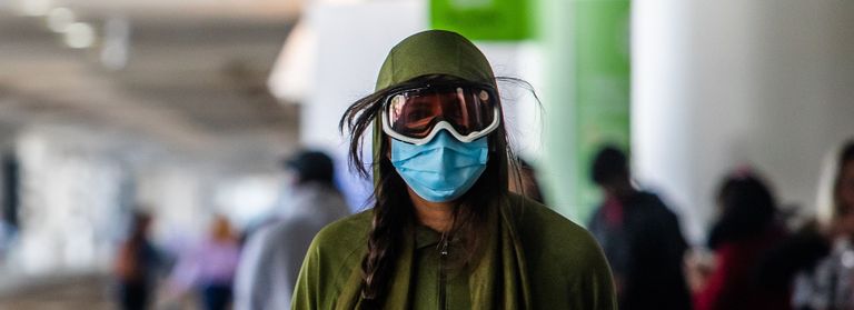 عملية تعقيم لأحد أفراد الأطقم العاملة بمواجهة كورونا 