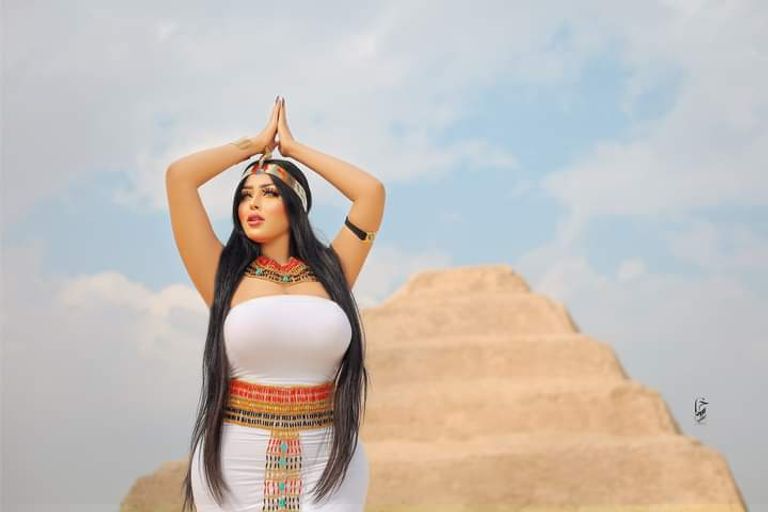 عارضة الأزياء المصرية سلمى الشيمي، الشهيرة باسم "فتاة سقارة" و"فتاة الزي الفرعوني". عارضة الأزياء المصرية سلمى الشيمي في منطقة الأهرامات