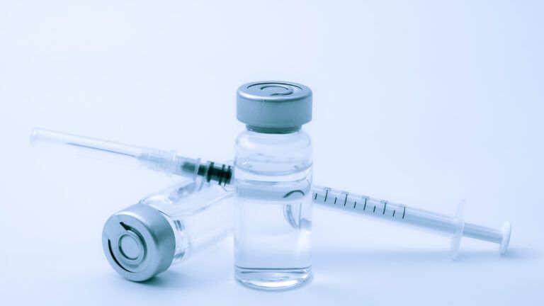 أمبولات لقاح فيروس الورم الحليمي البشري HPV 4 لقاحات مهمة على مر التاريخ