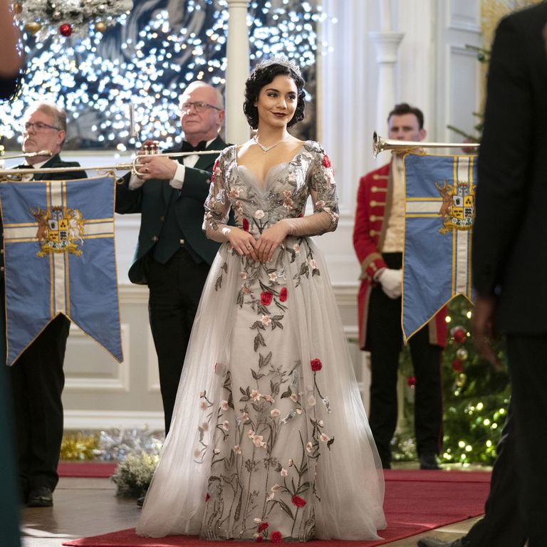 فانسيا هادجنز في مشهد من فيلم The Princess Switch: Switched Again مشهد من فيلم