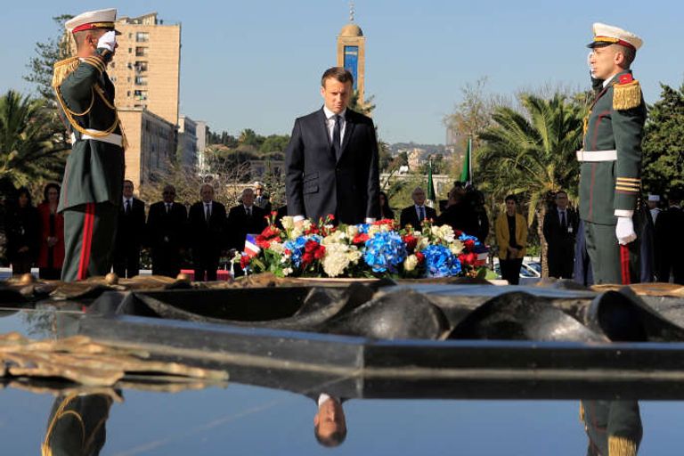 الرئيس الفرنسي أمام النصب المخلد لشهداء ثورة الجزائر خلال زيارة سابقة