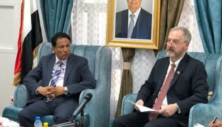 السفير الأمريكي لدى اليمن أثناء زيارة المهرة