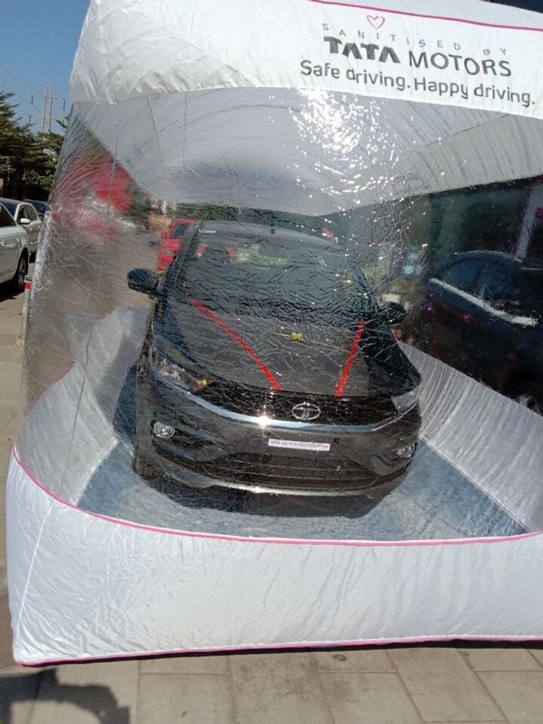 سيارات تاتا داخل الفقاعة البلاستيكية