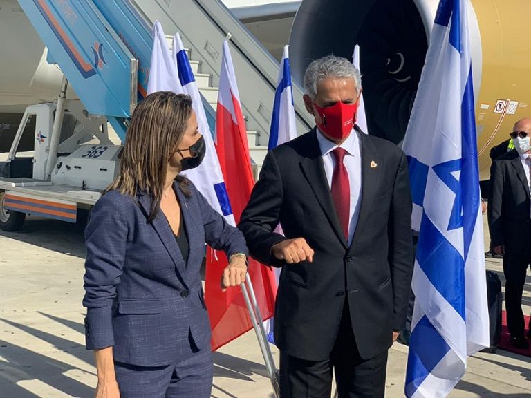 لحظة وصول وفد البحرين