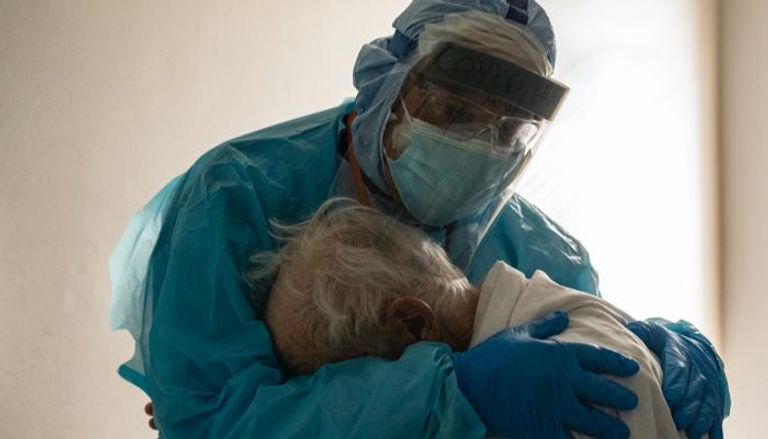 طبيب أمريكي يعانق مسنا مصابا بكورونا