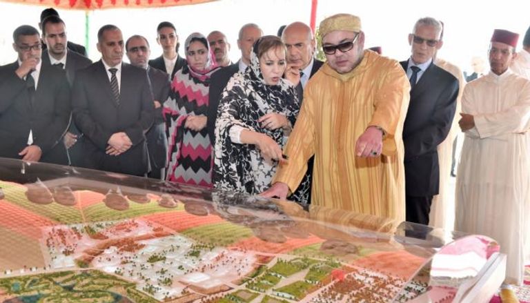 العاهل المغربي يدشن باكورة مشاريع تنموية بالأقاليم الجنوبية