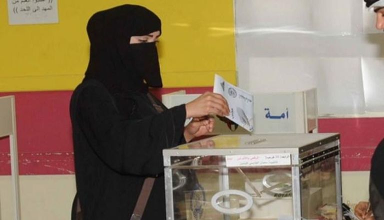 كويتية تدلي بصوتها في انتخابات سابقة