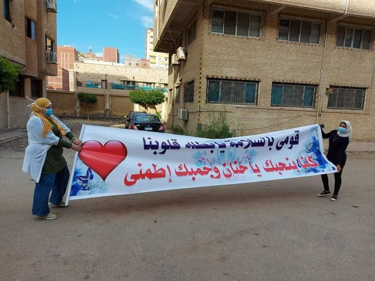 مصريان يرتديان كمامتين للوقاية من فيروس كورونا