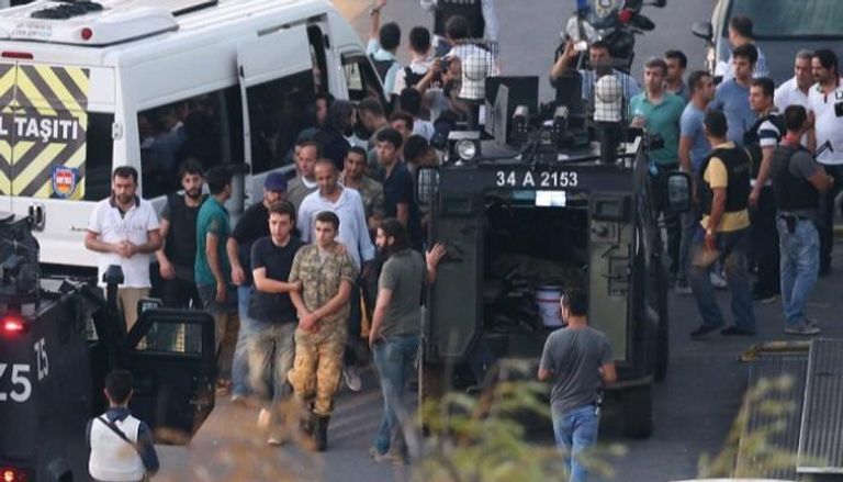 لحظة اعتقال أحد العسكريين في تركيا - أرشيفية