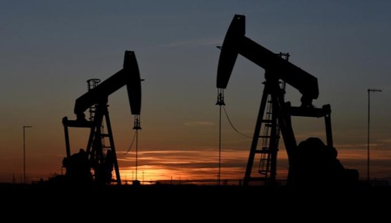 أسعار النفط تواصل الهبوط بضغوط إرجاء محادثات أوبك+