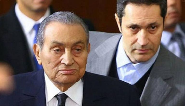 الرئيس المصري الراحل محمد حسني مبارك ونجله علاء- أرشيفية