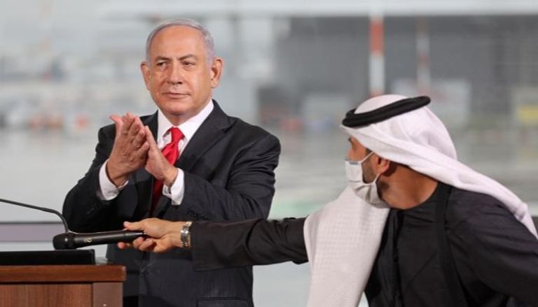 نتنياهو خلال استقباله طائرة فلاي دبي بمطار بن غوريون 