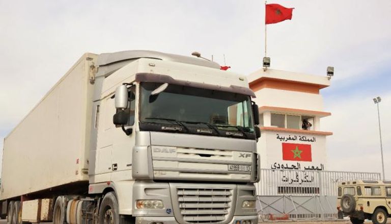 شاحنة تعبر الجانب المغربي من نقطة الكركرات الحدودية