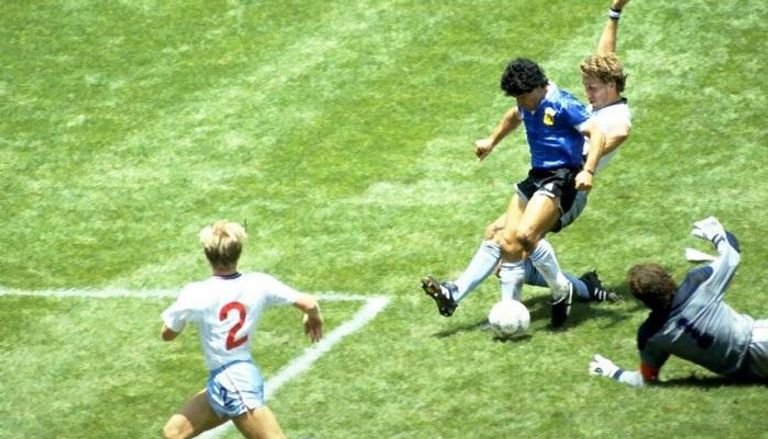 دييجو مارادونا أسطورة الكرة الأرجنتينية يسجل هدف القرن