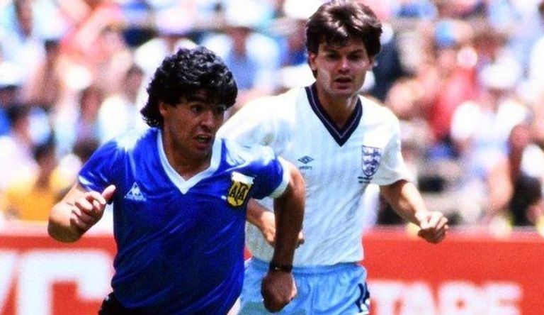 ستيف هودج يطارد مارادونا في مواجهة إنجلترا والأرجنتين المونديالية الشهيرة دييجو مارادونا أسطورة الكرة الأرجنتينية يسجل هدف القرن