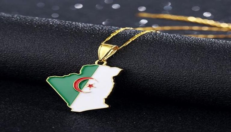 سلسلة ذهبية تحمل علم الجزائر