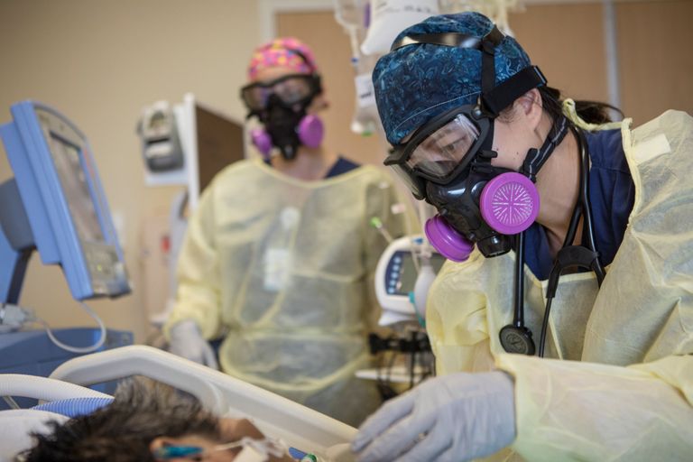 أطباء يقدمون الرعاية الطبية لمريض بفيروس كورونا المستجد - أرشيفية