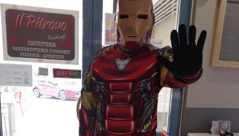 أيرون مان أحد شخصيات تسليم البيتزا في المطعم الإيطالي