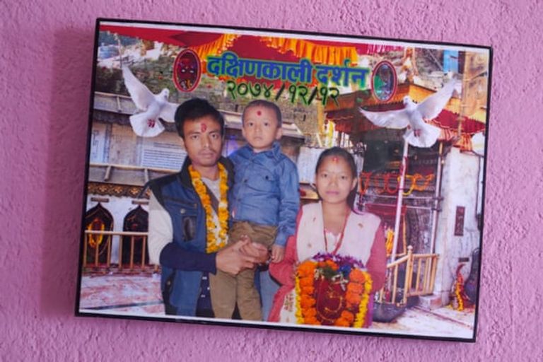 العامل النيبالي وأسرته كأس العالم